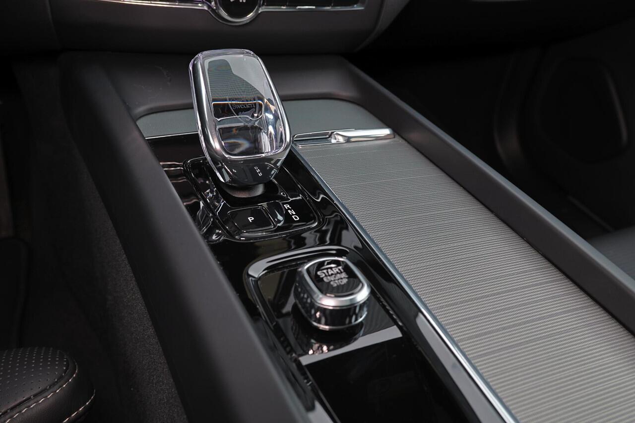 Volvo XC60 T6 Recharge AWD Ultra Black Edition - Luchtvering - Nappaleder - Stoelventilatie - Massagefunctie - IntelliSafe Assist & Surround - 360º Camera - Bowers & Wilkins audio - Adaptieve LED koplampen - Nappa leder - Verwarmde voorstoelen, stuur & achterbank - 