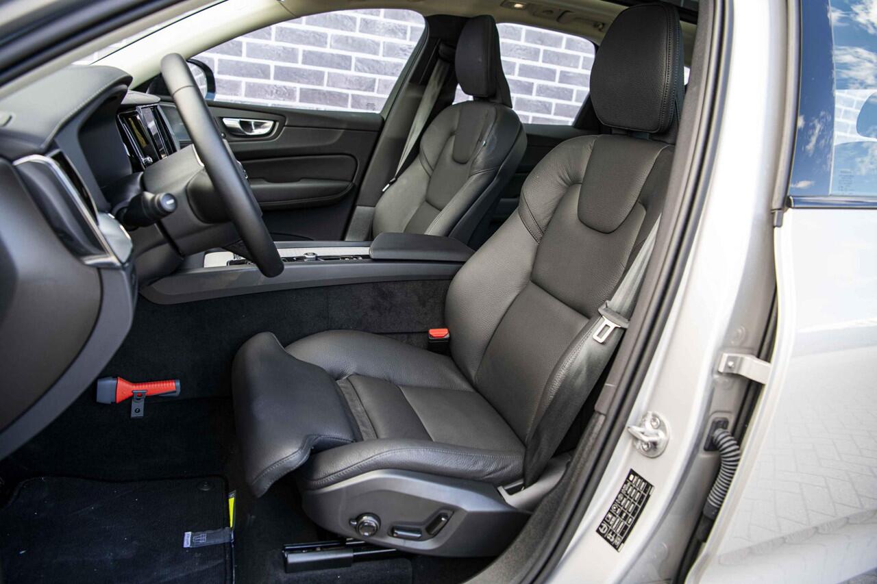 Volvo XC60 2.0 T6 Plug-in hybrid AWD Ultra Dark | Trekhaak | 360 Camera | Panoramadak | Adaptieve Cruise Control | Dode Hoek Detectie |