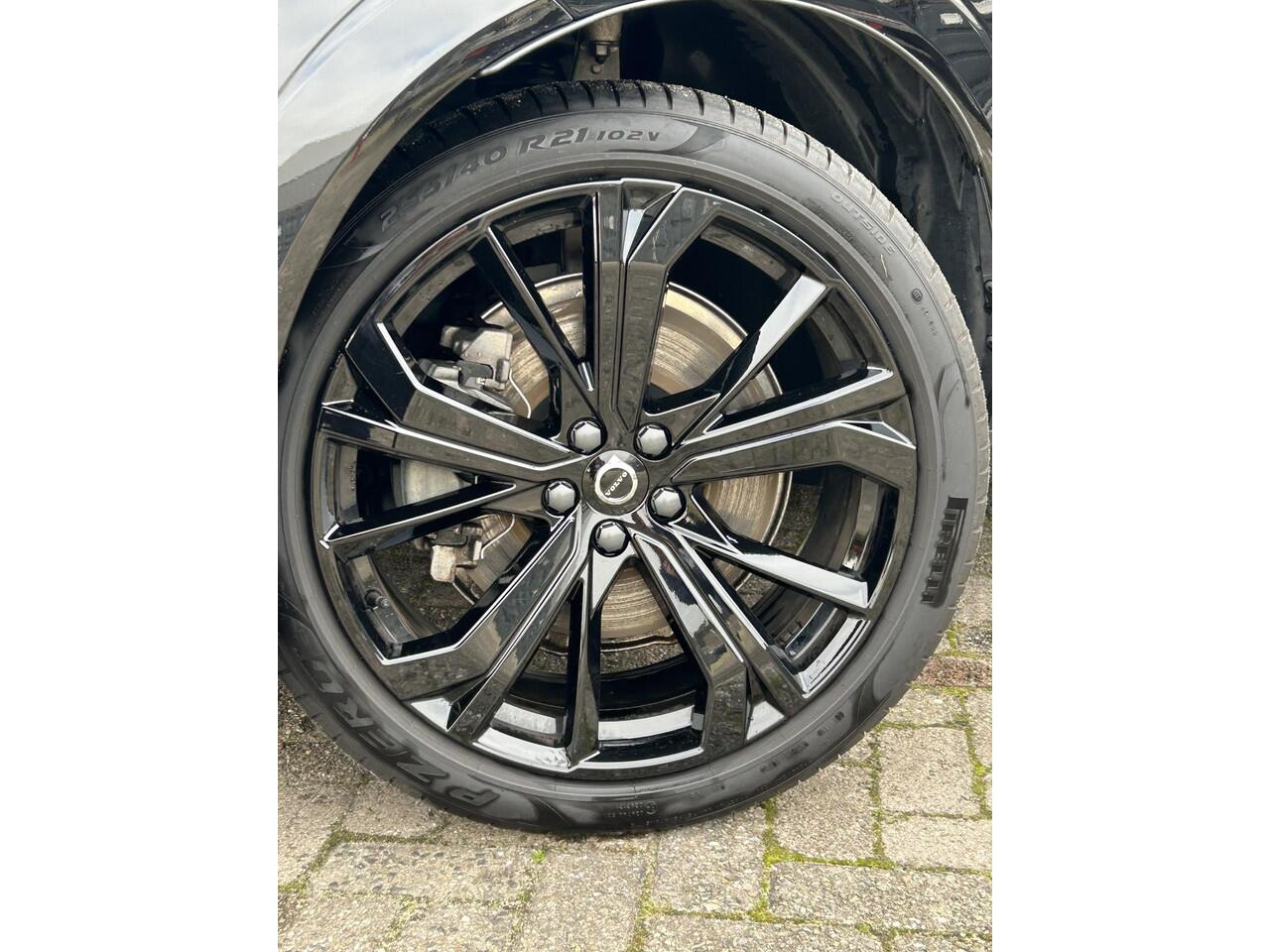 Volvo XC60 2.0 T8 Plug-in hybrid AWD Plus Black Edition Panorama dak / Adaptive cruise control / Elektr. stoelverstelling / 360 camera / stoel- en stuurverwarming