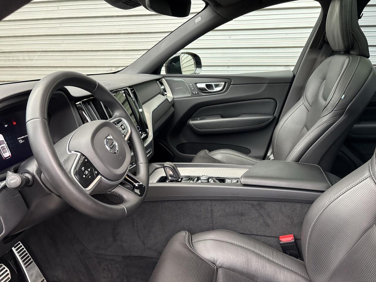 Volvo XC60 T6 Plug-in hybrid AWD R-Design / Stoelventilatie & massage / Luchtvering / 20" / Long Range /