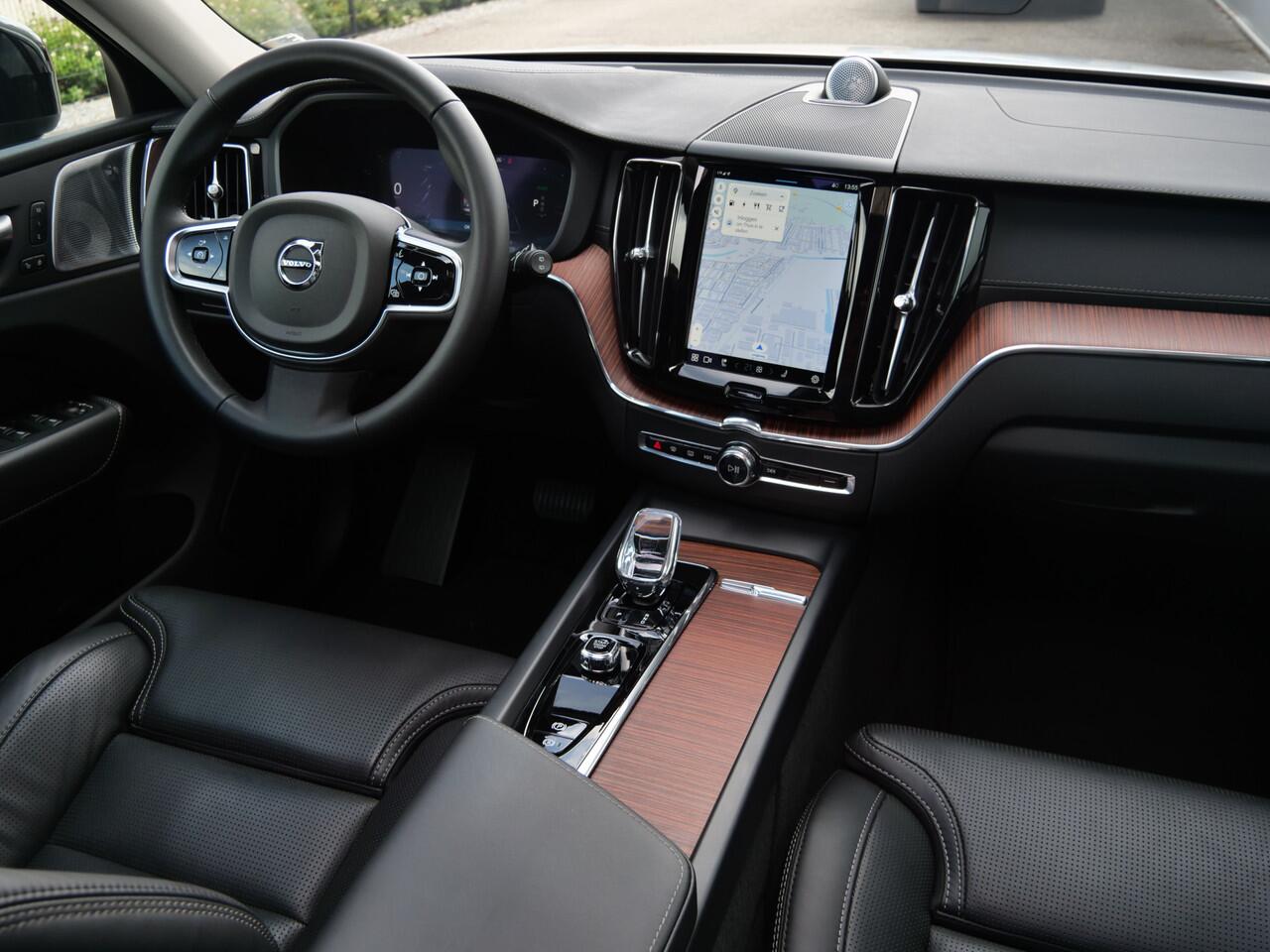 Volvo XC60 2.0 T6 350pk Plug-in hybrid AWD Ultimate Dark Schuifdak / Luchtvering / Head-up display