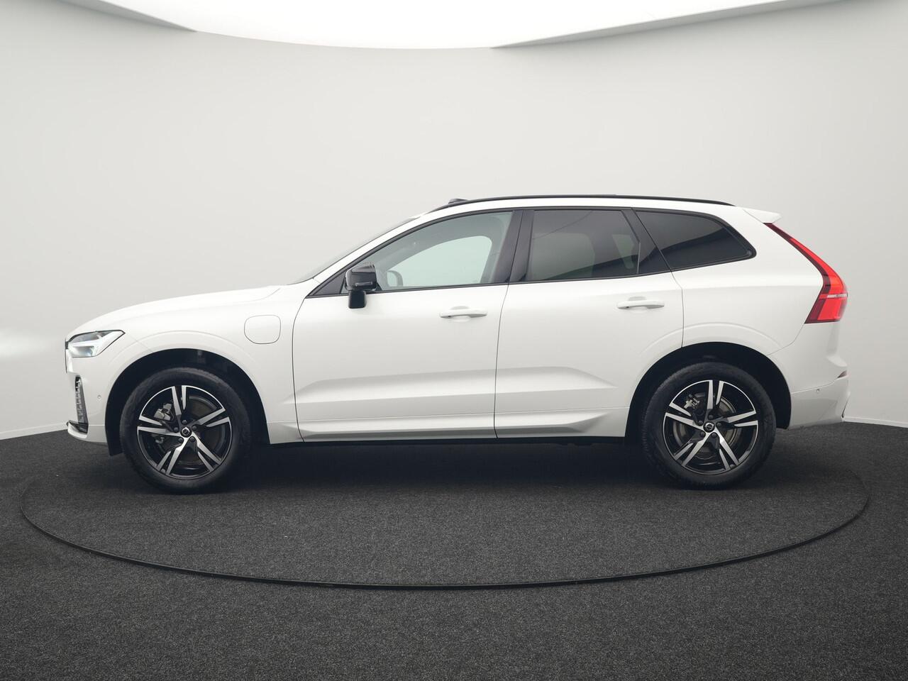 Volvo XC60 Recharge T6 AWD R-Design LONG RANGE Plug In Hybrid 341pk Dealer O.H. PHEV | Panodak | 360 Camera | Google Assistent | Lederen Sportstoelen Memory & Verwarmd | Apple Carplay | Keyless | Virtual | Navigatie | DAB |