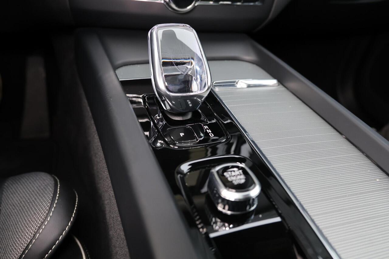 Volvo XC60 T8 Recharge AWD Ultra Black Edition - Luchtvering - Panorama/schuifdak - IntelliSafe Assist & Surround - 360º Camera - Harman/Kardon audio - Adaptieve LED koplampen - Verwarmde voorstoelen, stuur & achterbank - Parkeersensoren voor & achter - Elektr. bedi