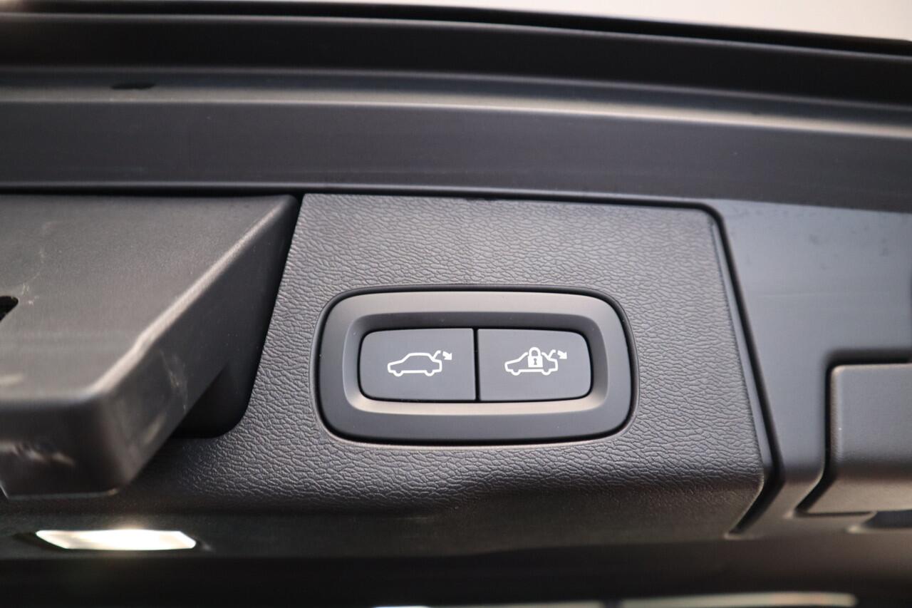 Volvo XC60 2.0 T8 Plug-in hybrid AWD Ultra Black Edition H&K Long Range Luchtvering 24 maanden garantie mogelijk (*vraag naar de voorwaarden)