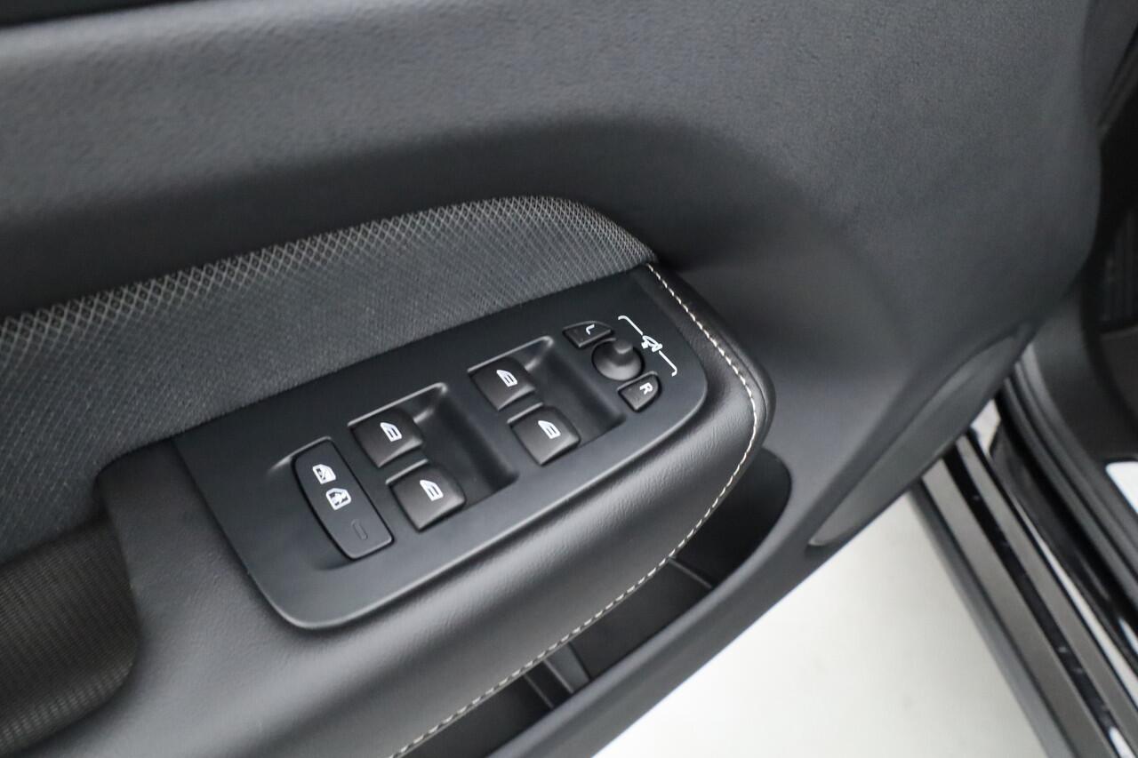 Volvo XC60 T8 Recharge Plus Black Edition | Luchtvering | Bowers & Wilkins | Pano | Memory | 360cam | Trekhaak