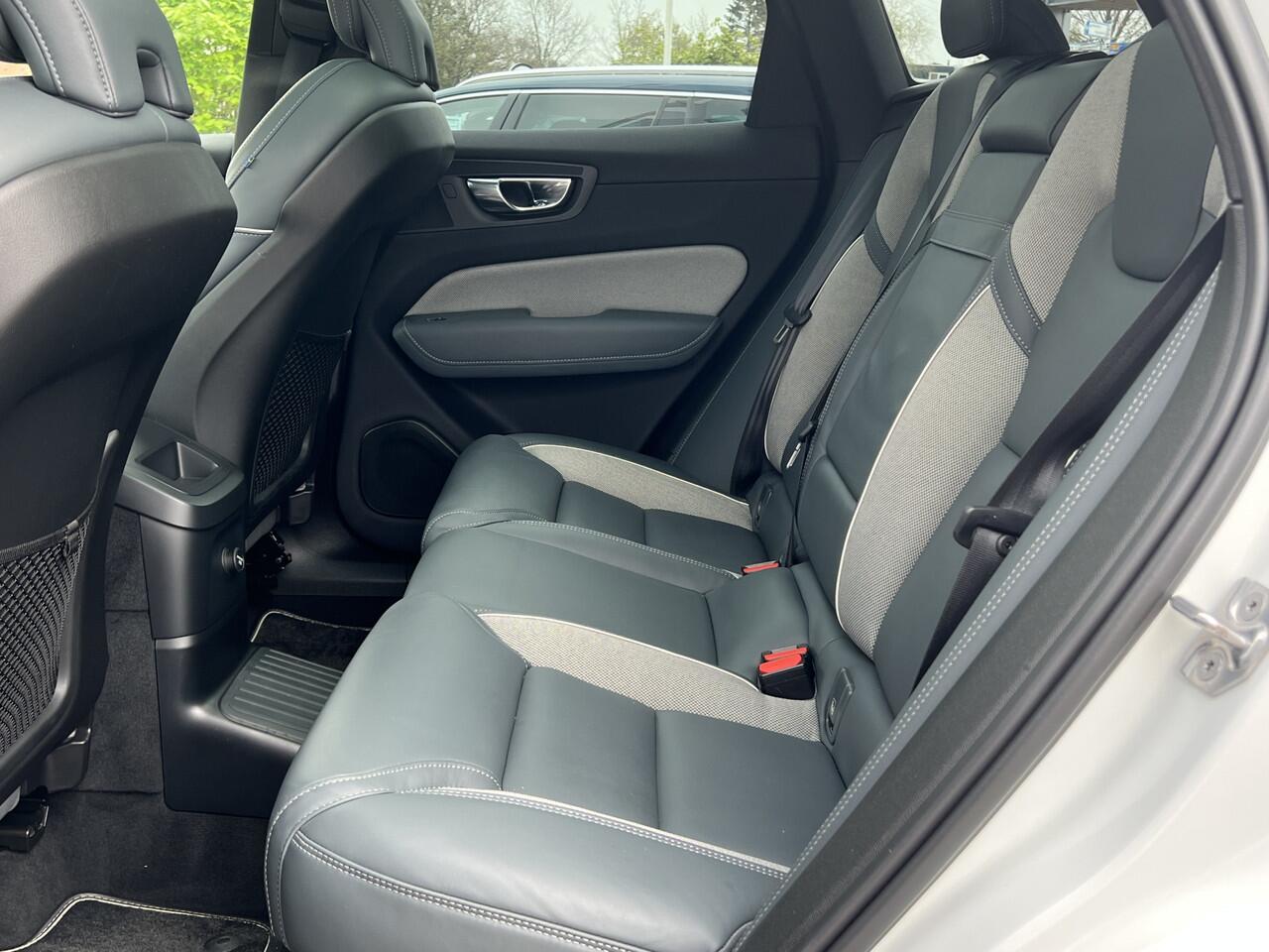 Volvo XC60 2.0 T8 Recharge 392 pk AWD R-Design Navigatie Panoramadak Luchtvering Camera Head Up Display Leder Dashboard Carplay Elek. Stoel 19 Inch Velgen Stoelverwarming Standkachel Getint Glas On Call 1e Eigenaar Plug In Hybride 1e Eigenaar Netjes ! BTW auto