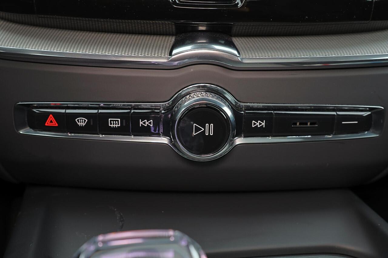 Volvo XC60 T6 Recharge AWD Ultra Black Edition - Luchtvering - Nappaleder - Stoelventilatie - Massagefunctie - IntelliSafe Assist & Surround - 360º Camera - Bowers & Wilkins audio - Adaptieve LED koplampen - Nappa leder - Verwarmde voorstoelen, stuur & achterbank - 