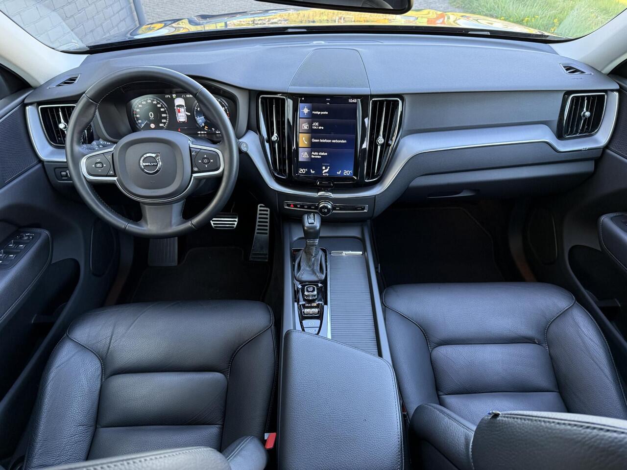 Volvo XC60 2.0 T4 Momentum | Trekhaak | Leder | Stoelverwarming | All season banden | Smartphone integratie | Navigatie | Camera |