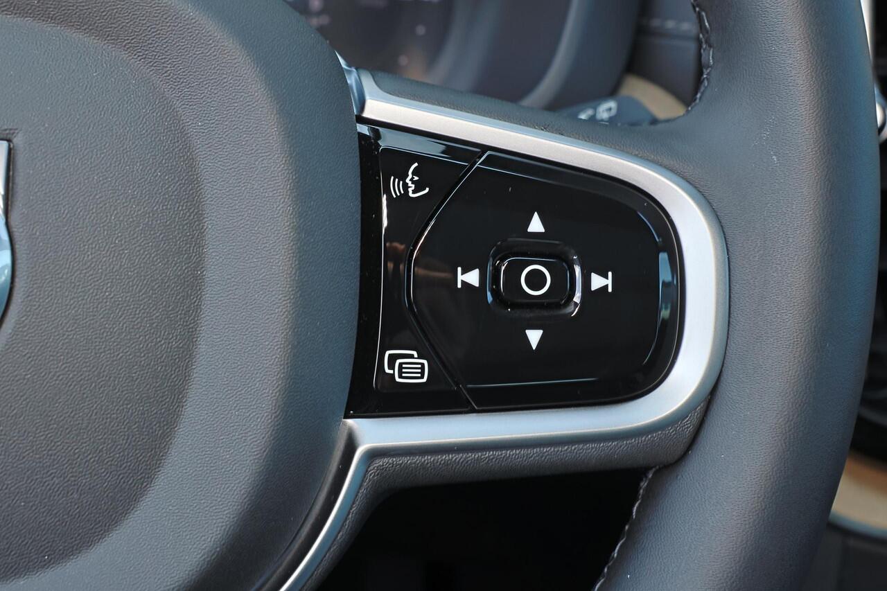 Volvo XC60 T8 Recharge AWD Ultra Dark - Panorama/schuifdak - IntelliSafe Assist & Surround - 360º Camera - Harman/Kardon audio - Adaptieve LED koplampen - Verwarmde voorstoelen, stuur & achterbank - Parkeersensoren voor & achter - Elektr. bedienb. voorstoelen met ge