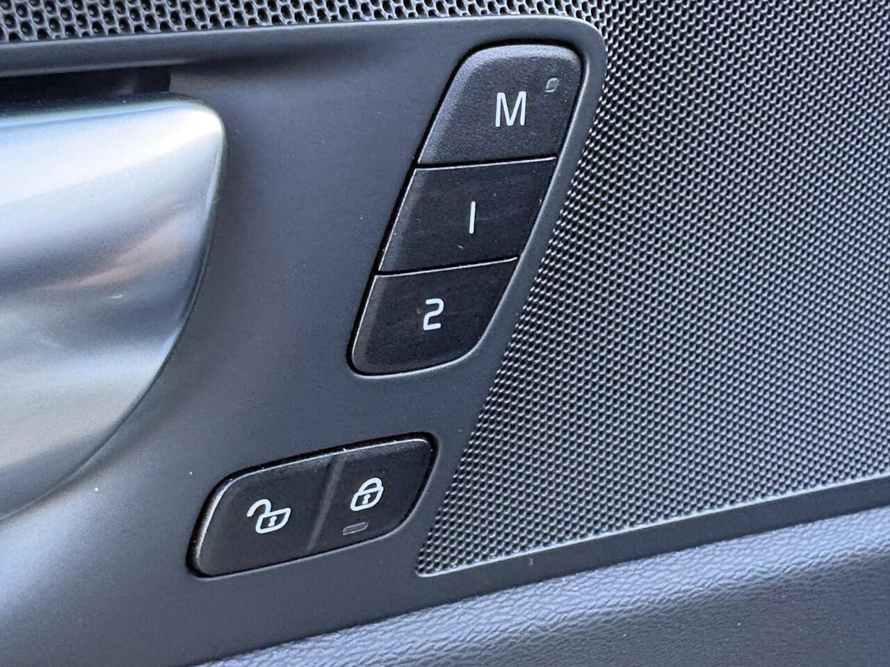 Volvo XC60 2.0 T6 Plug-in hybrid AWD Plus Dark 360 Camera | Trekhaak | Panorama dak | High Performance Audio | Memory stoelen | leder | stoel + stuur verwarming | draadloos telefoon lader | All Season banden |