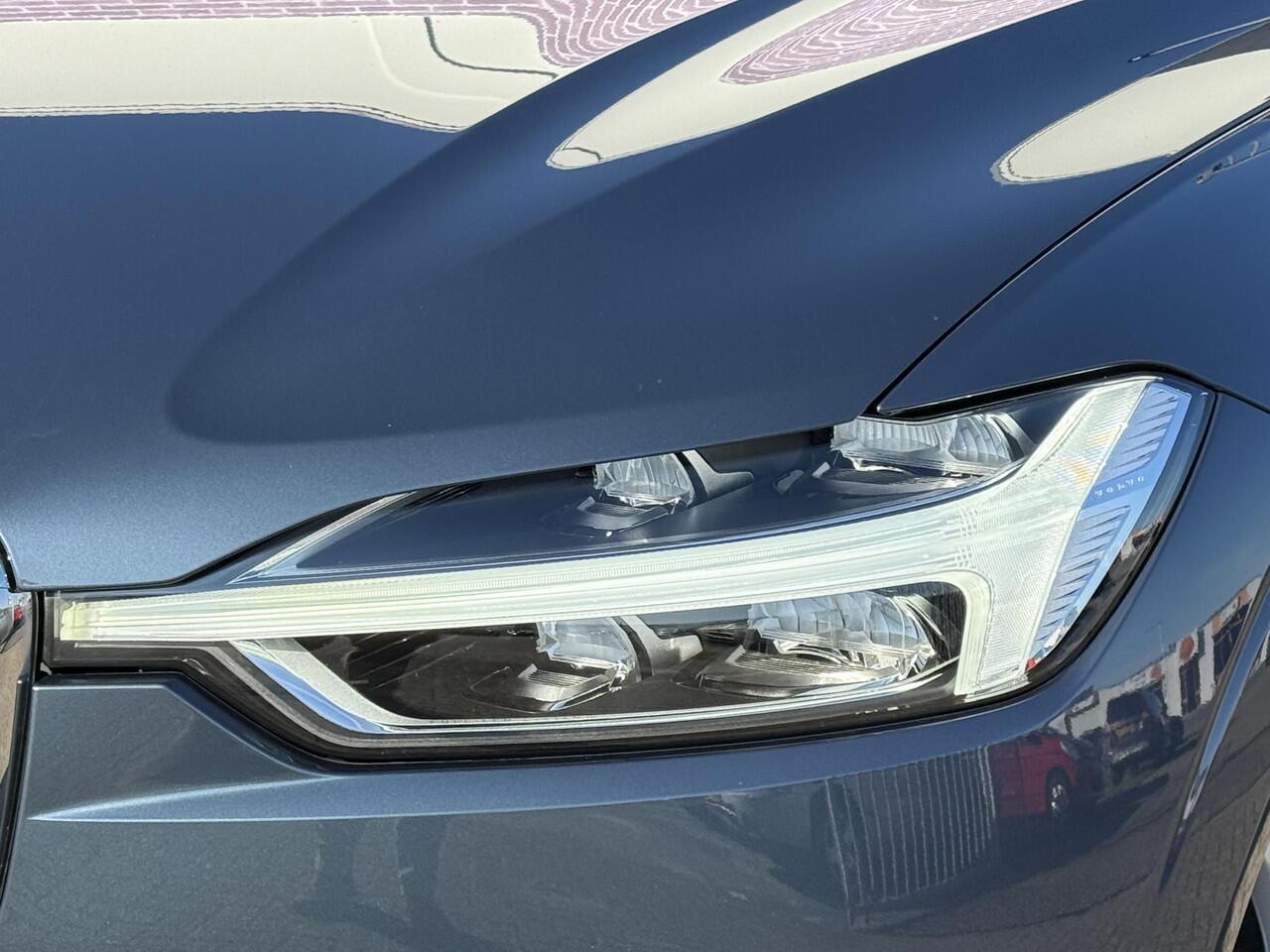 Volvo XC60 2.0 T4 Momentum | Trekhaak | Leder | Stoelverwarming | All season banden | Smartphone integratie | Navigatie | Camera |