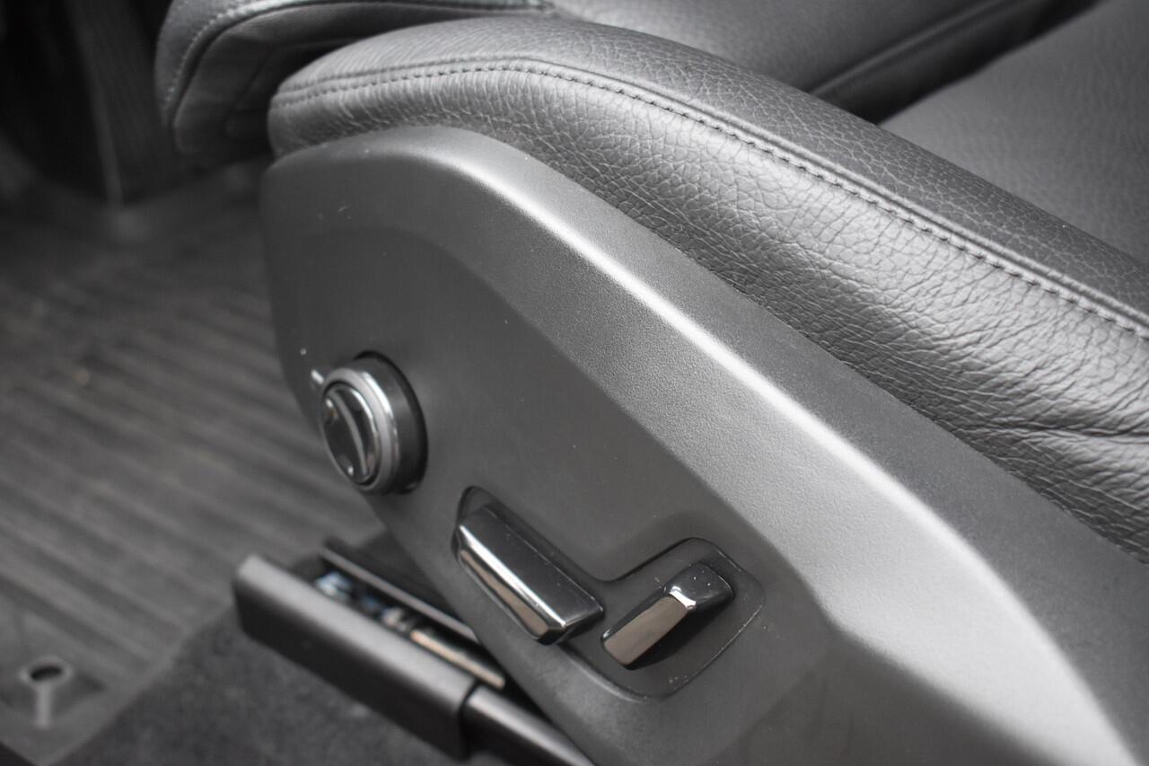 Volvo XC60 T6 350PK Plug-in hybrid AWD Plus Dark | Trekhaak | Harman/Kardon |