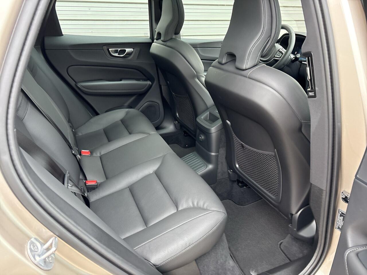 Volvo XC60 T6 Plug-in hybrid AWD Ultra Dark / Harman/Kardon / Trekhaak / Panorama dak / Rondomzichtcamera /