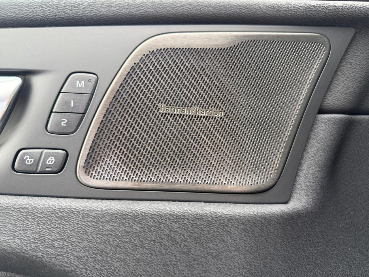 Volvo XC60 2.0 T6 Plug-in hybrid AWD Ultra Dark | Panoramadak | Extra getint glas | Head-up Display | 360 graden camera |