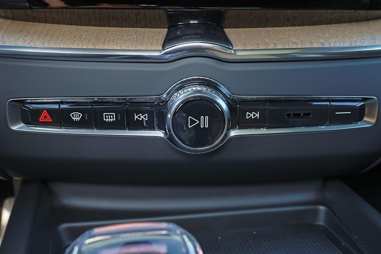 Volvo XC60 T8 Recharge AWD Ultra Dark - Panorama/schuifdak - IntelliSafe Assist & Surround - 360º Camera - Harman/Kardon audio - Adaptieve LED koplampen - Verwarmde voorstoelen, stuur & achterbank - Parkeersensoren voor & achter - Elektr. bedienb. voorstoelen met ge