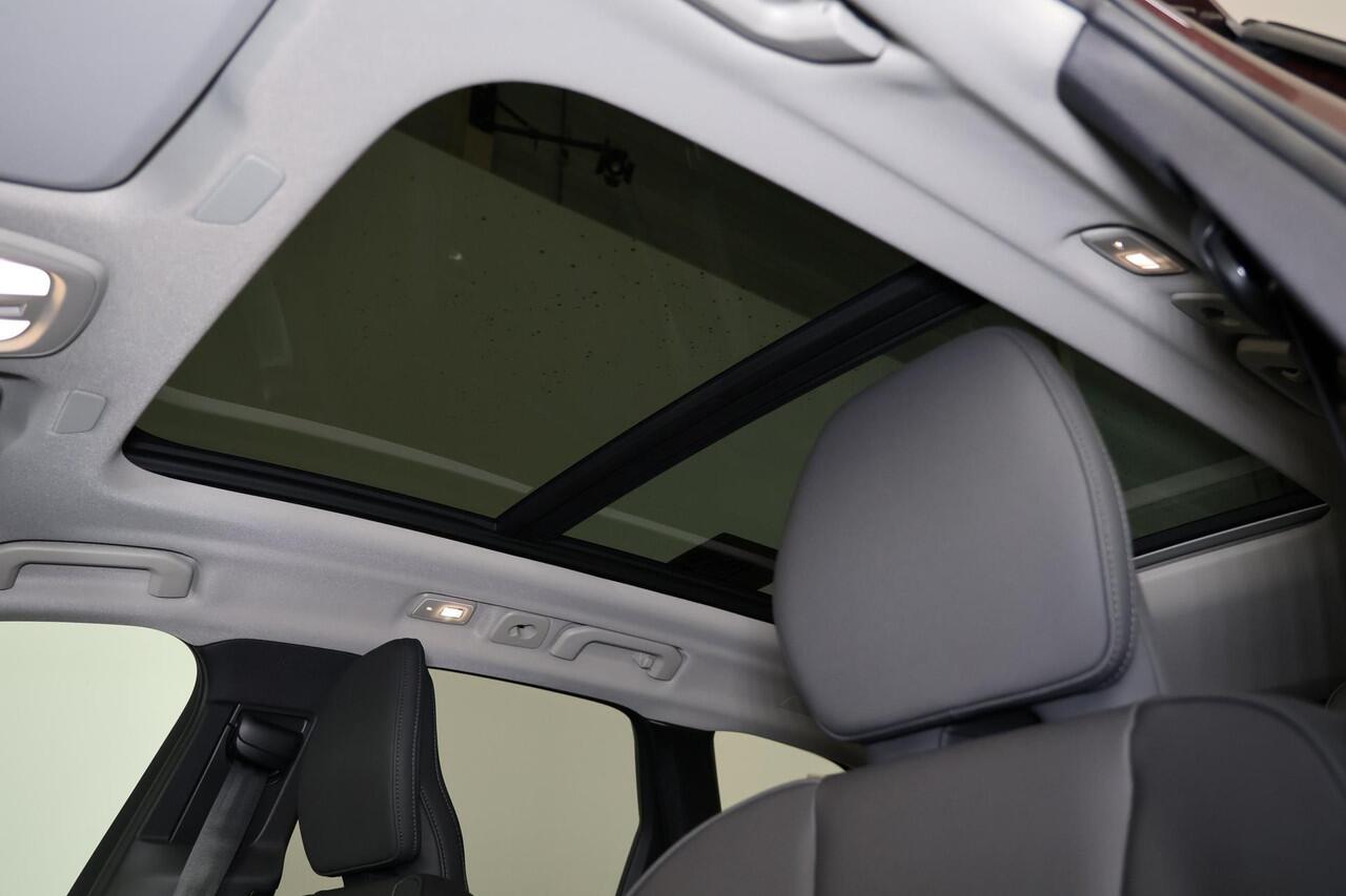 Volvo XC60 T8 Recharge AWD Ultra Dark - Panorama/schuifdak - IntelliSafe Assist & Surround - 360º Camera - Harman/Kardon audio - Adaptieve LED koplampen - Verwarmde voorstoelen, stuur & achterbank - Parkeersensoren voor & achter - Elektr. bedienb. voorstoelen met ge