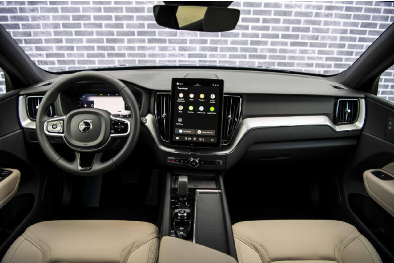 Volvo XC60 2.0 T6 Plug-in hybrid AWD Essential | Climate | Adaptive Cruise controle | Blis | Stoel + stuur verwarming | All season banden | Park Assist | Getint Glas |