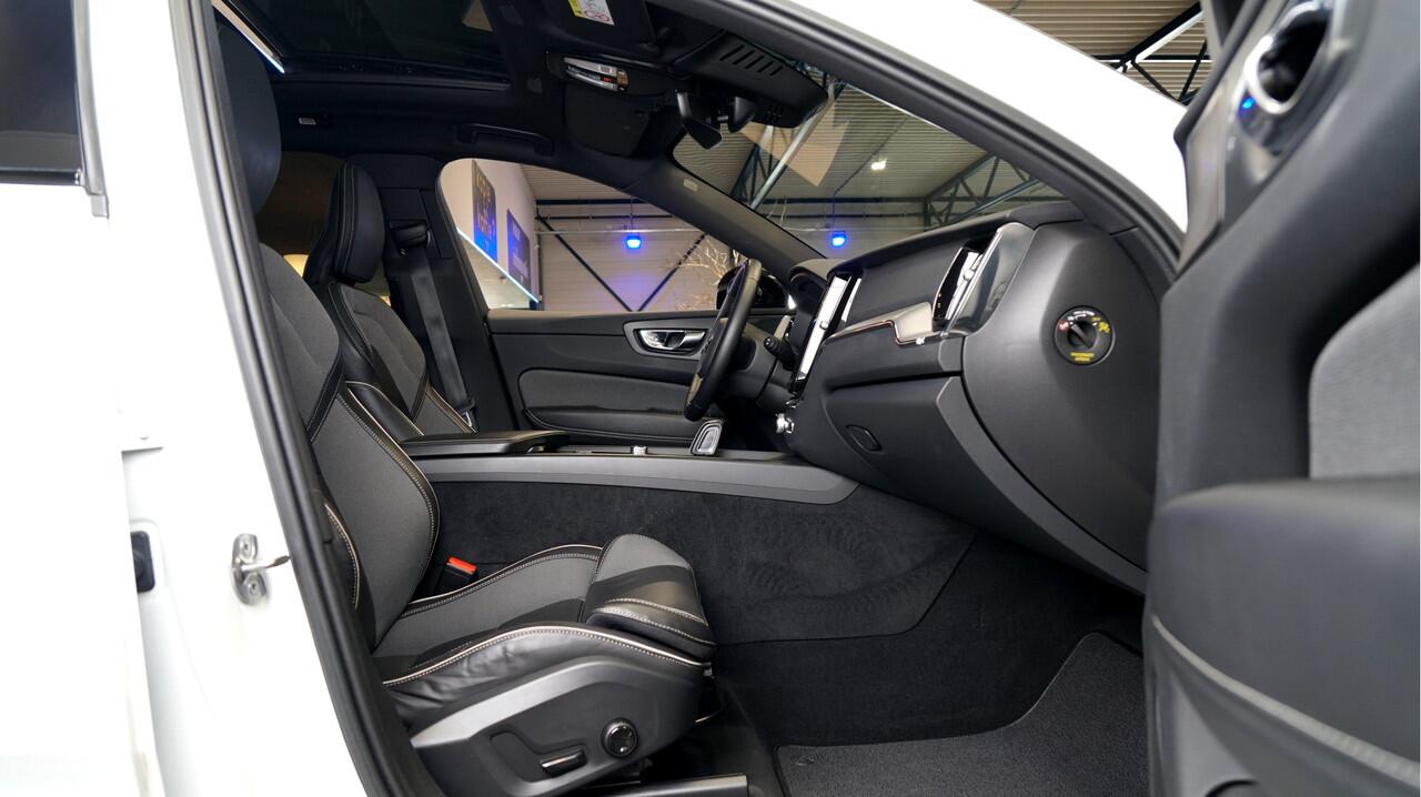 Volvo XC60 2.0 T6 AWD 293kW/399pk Aut8 Plug-in Hybrid Long Range R-Design LUCHTVERING + PANORAMADAK + HARMAN/KARDON + ADAPT.CRUISE + PILOT ASSIST + STOELVERWARMING V&A + 360 CAMERA + LANE ASSIST + BLIS + GOOGLE NAVI + PD-GLASS + PARKSENSOREN V&A + 22" LM-VELGEN!!