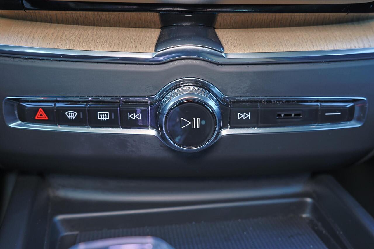 Volvo XC60 T6 Recharge AWD Ultra Dark - Panorama/schuifdak - IntelliSafe Assist & Surround - 360º Camera - Harman/Kardon audio - Adaptieve LED koplampen - Verwarmde voorstoelen, stuur & achterbank - Parkeersensoren voor & achter - Elektr. bedienb. voorstoelen met ge