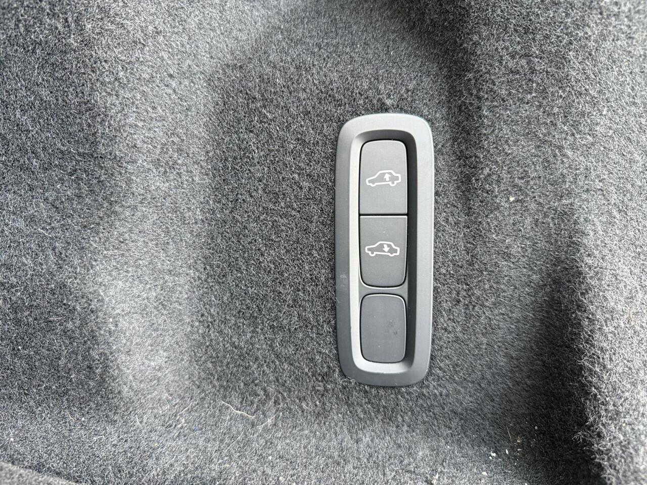 Volvo XC60 2.0 T6 Plug-in hybrid AWD Plus Dark | Luchtvering | Harman/Kardon Audio | Extra getint glas | Sportstoelen |