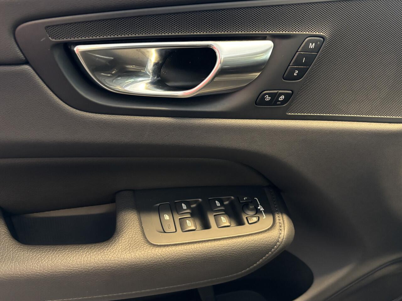 Volvo XC60 T8 AWD / Panodak / Leer / BLIS / full LED / Apple Carplay / Camera / Adapt Cruise / Pilot ass - Elek Trekhaak -