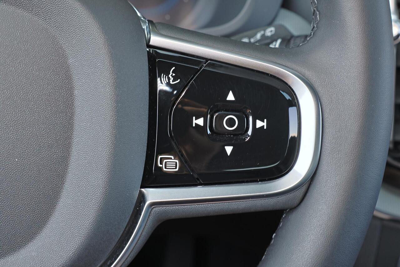 Volvo XC60 T8 Recharge AWD Black Edition Ultra - Luchtvering - Bowers & Wilkins Audio - IntelliSafe Assist & Surround - 360º Camera - Adaptieve LED koplampen - Verwarmde voorstoelen, stuur & achterbank - Parkeersensoren voor & achter - Elektr. bedienb. voorstoelen m