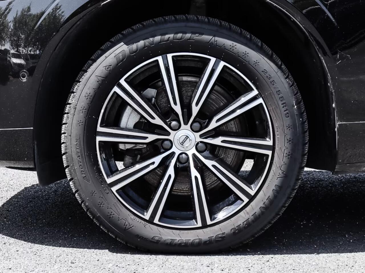 Volvo XC60 2.0 T8 Plug-in hybrid AWD Plus Dark (335kW/455PK) FULL OPTION (PANO / TREKH) ** 1e EIG - Ex VOLVO) ** INFORMEER OOK NAAR ONZE AANTREKKELIJKE FINANCIAL-LEASE TARIEVEN **