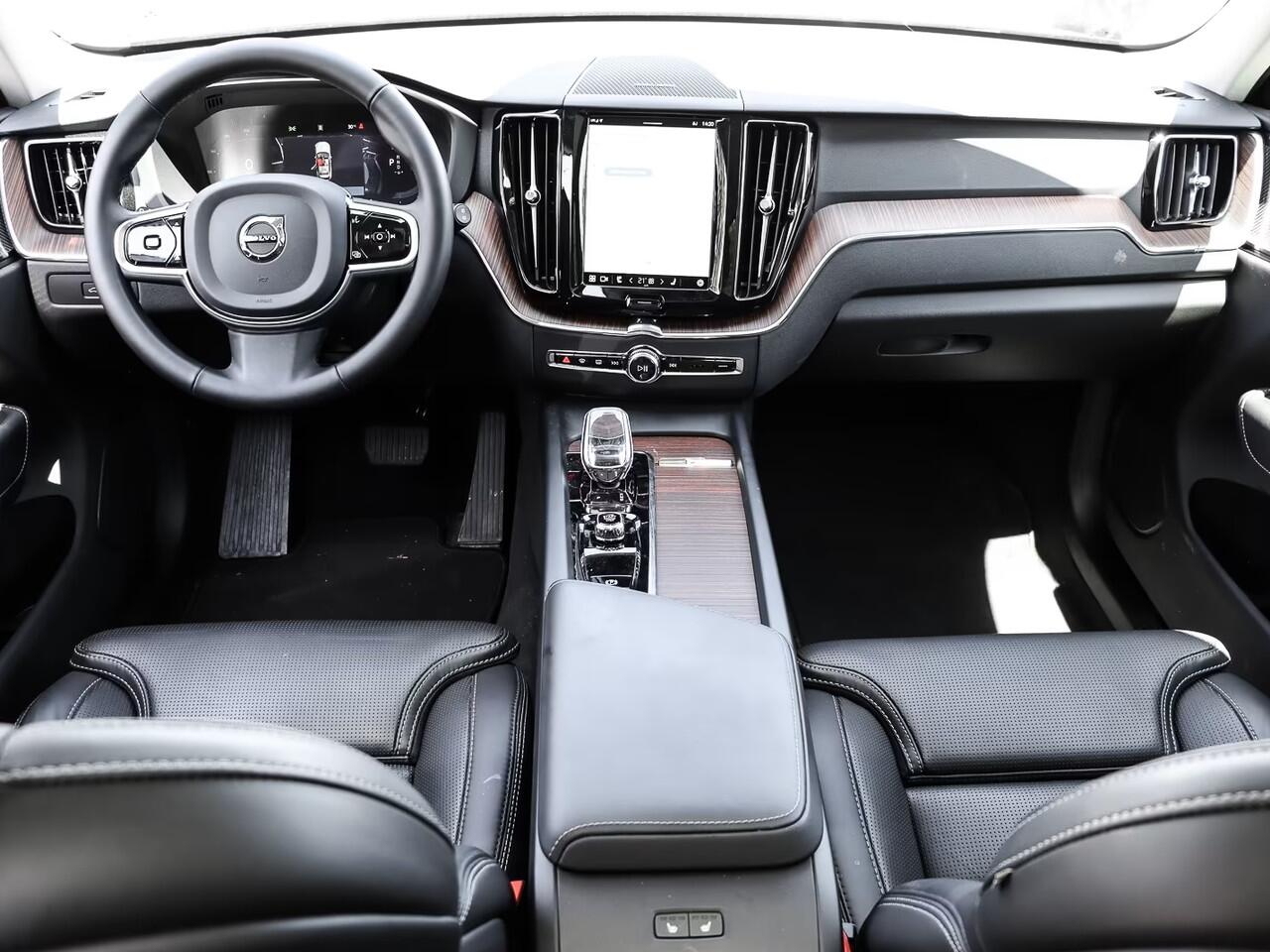 Volvo XC60 2.0 T8 Plug-in hybrid AWD Plus Dark (335kW/455PK) FULL OPTION (PANO / TREKH) ** 1e EIG - Ex VOLVO) ** INFORMEER OOK NAAR ONZE AANTREKKELIJKE FINANCIAL-LEASE TARIEVEN **