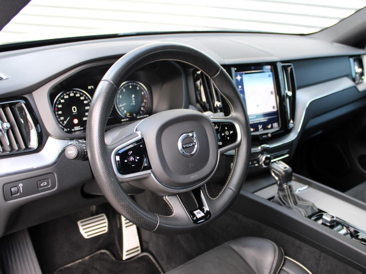 Volvo XC60 2.0 T5 R-Design Automaat / Leder-Alcantara bekleding / 19" velgen