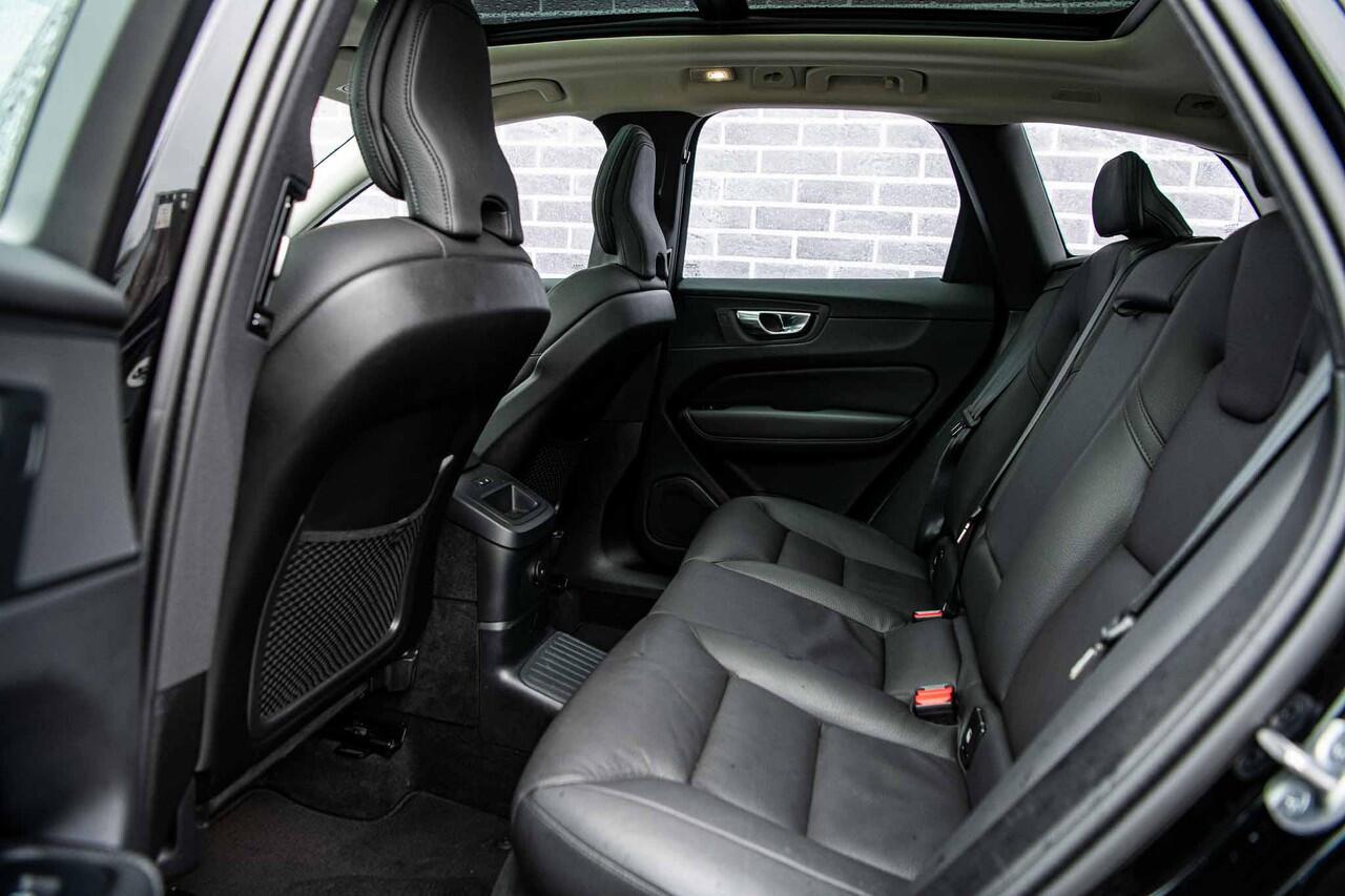 Volvo XC60 2.0 T6 Plug-in hybrid AWD Plus Dark | Adaptieve cruise control | Trekhaak | Stoel- en stuurverwarming | BLIS | Panorama dak |Schuif/kanteldak | Elektrisch verstelbare voorstoelen met geheugen |