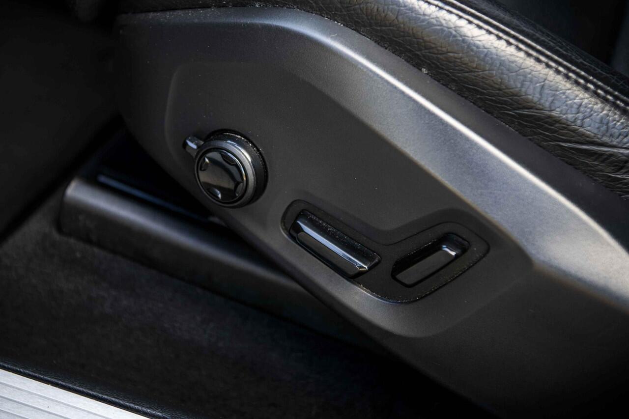 Volvo XC60 2.0 T8 Twin Engine AWD Inscription | Panoramadak | Stoel en Stuurverwarming | Adaptieve Cruise Control | Dode Hoek Detectie | Parkeer Camera |