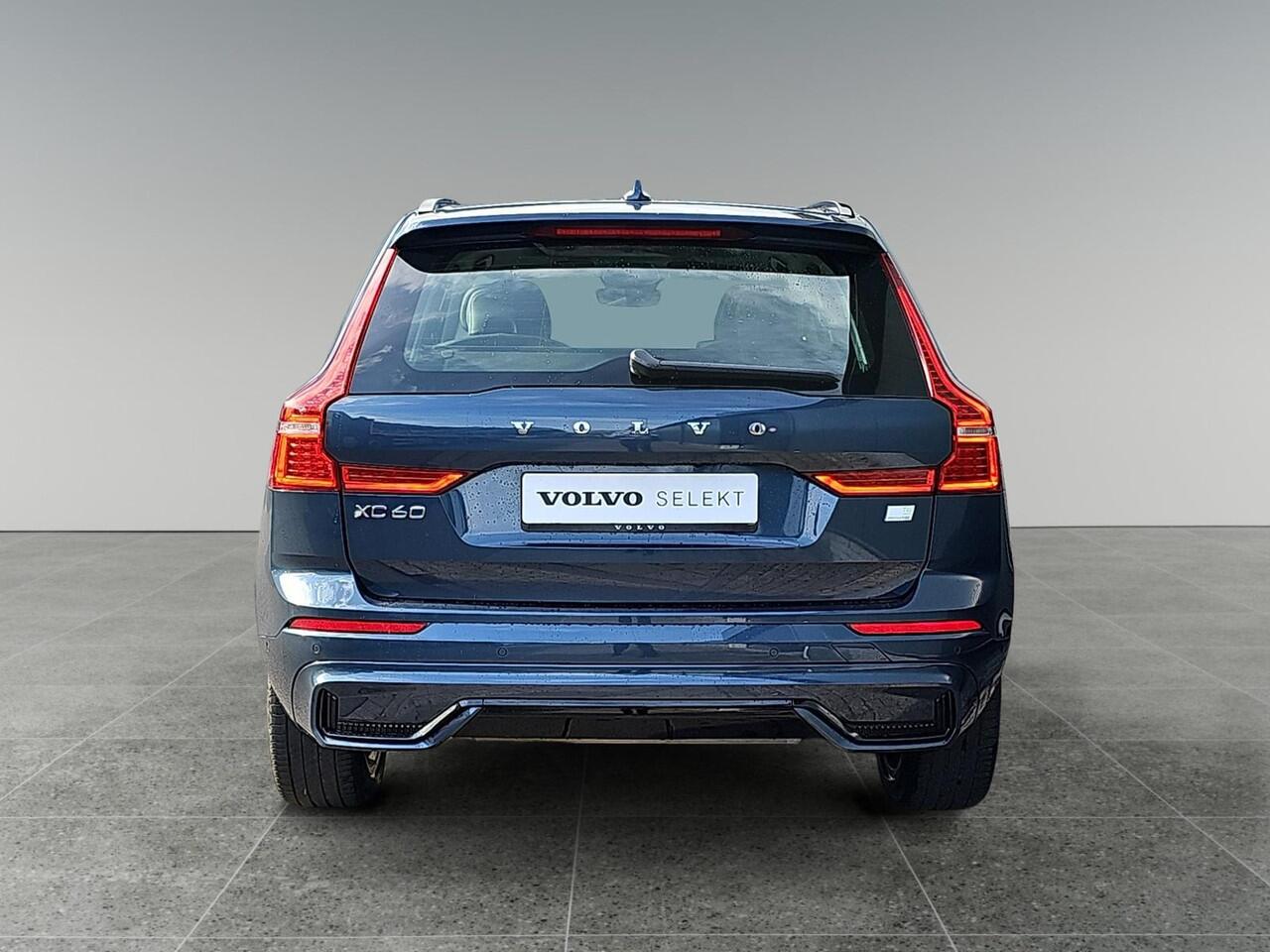 Volvo XC60 2.0 T6 Plug-in hybrid AWD Ultimate Dark | Head up Display | Stoelverwarming | Trekhaak | 360 graden Camera |