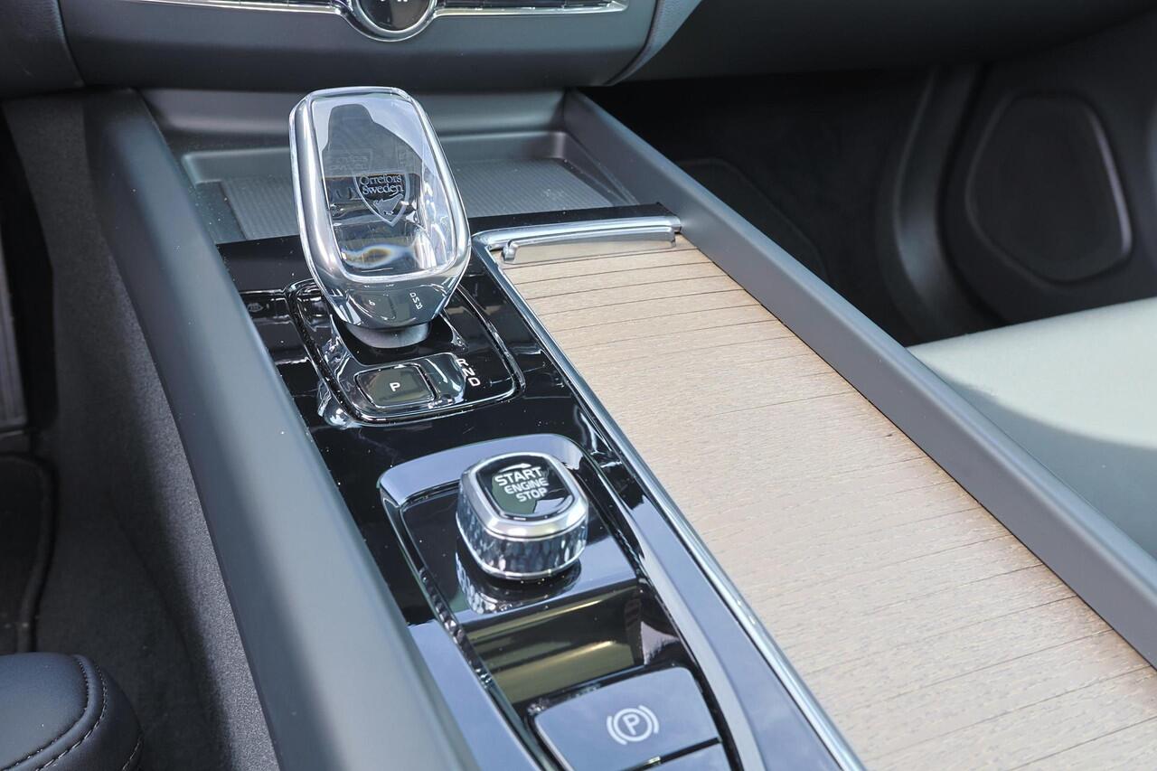 Volvo XC60 T8 Recharge AWD Ultra Dark - Panorama/schuifdak - IntelliSafe Assist & Surround - 360º Camera - Harman/Kardon audio - Adaptieve LED koplampen - Verwarmde voorstoelen, stuur & achterbank - Parkeersensoren voor & achter - Elektr. bedienb. voorstoelen met ge