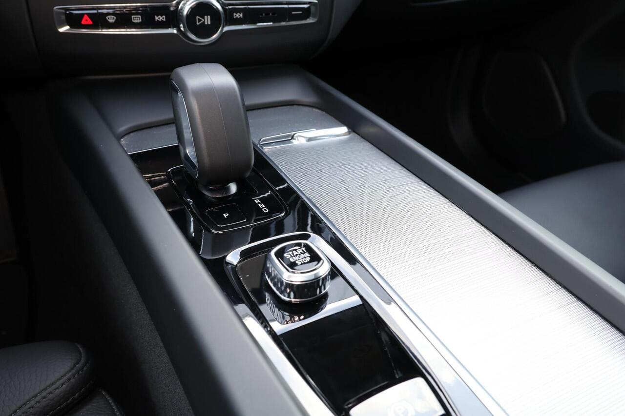 Volvo XC60 T8 Recharge AWD Plus Bright - Panorama/schuifdak - IntelliSafe Assist & Surround - 360º Camera - Verwarmde voorstoelen, stuur & achterbank - Parkeersensoren voor & achter - Elektr. bedienb. voorstoelen met geheugen - Draadloze tel. lader - Extra getint gl