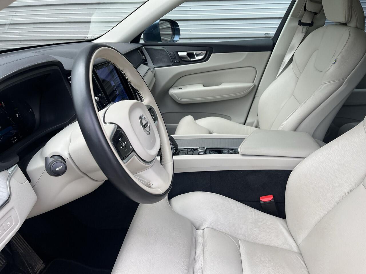 Volvo XC60 T6 Plug-in hybrid AWD Ultimate Bright / 360 camera / Trekhaak semi elektrisch / Head up display / 2250kg trekgewicht /