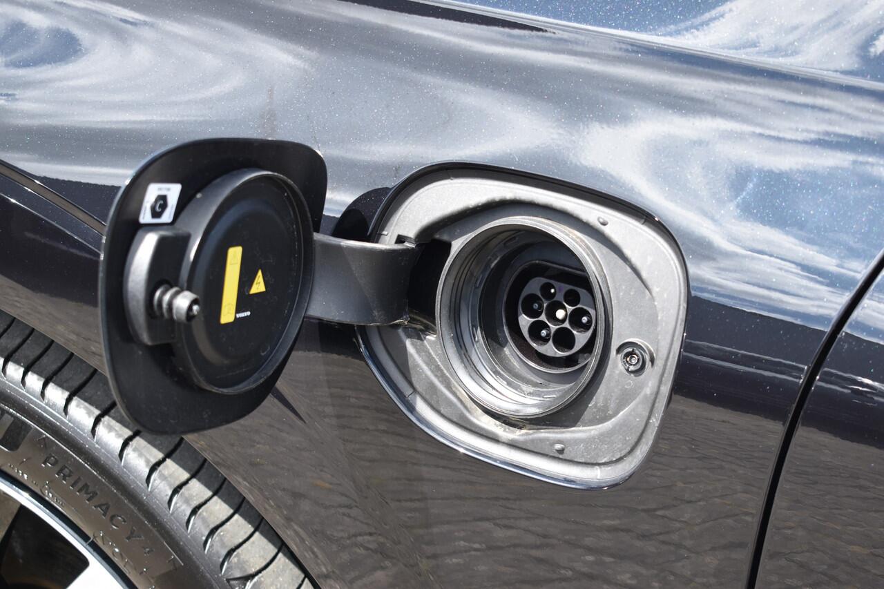 Volvo XC60 T8 AWD 455PK Plug-in hybrid Plus Bright | Leer | Pano Dak | Key Less | Park Assist Camera |