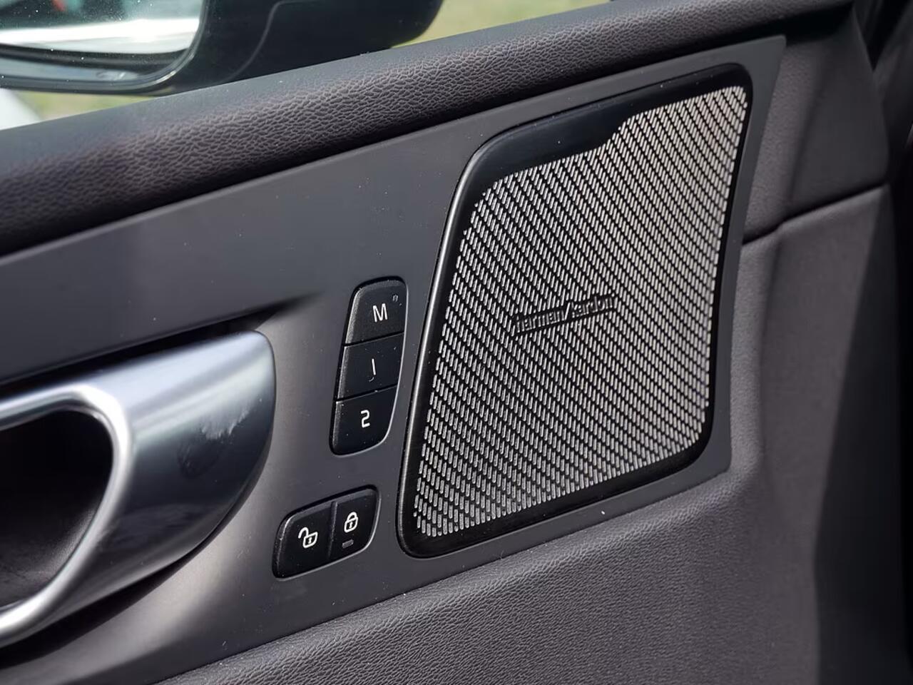 Volvo XC60 2.0 T8 Plug-in hybrid AWD Plus Dark (335kW/455PK) FULL OPTION (PANO / TREKH) ** 1e EIG - Ex VOLVO) ** INFORMEER OOK NAAR ONZE AANTREKKELIJKE FINANCIAL-LEASE TARIEVEN **