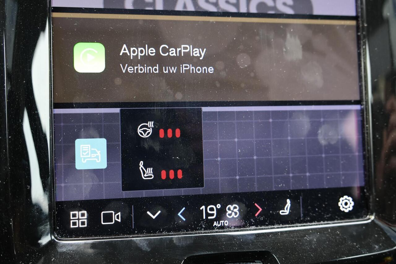 Volvo XC60 T6 Recharge AWD Ultimate Dark - Luchtvering - Panorama/schuifdak - IntelliSafe Assist & Surround - 360º Camera - Bowers & Wilkins audio - Verwarmde voorstoelen, stuur & achterbank - Parkeersensoren voor & achter - Elektr. bedienb. voorstoelen met geheugen