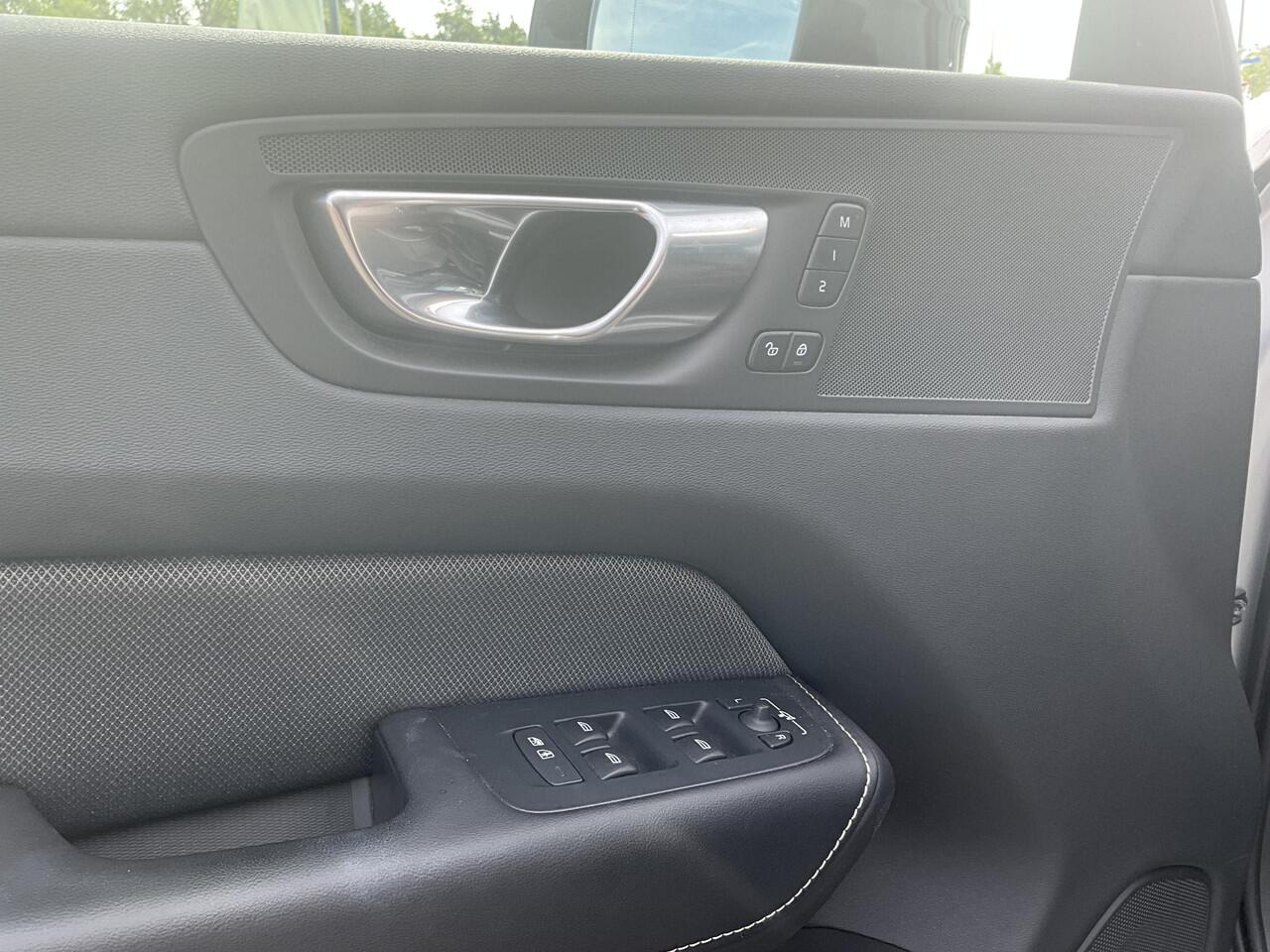 Volvo XC60 2.0 T6 Plug-in hybrid AWD Plus Dark Zwarte Hemel