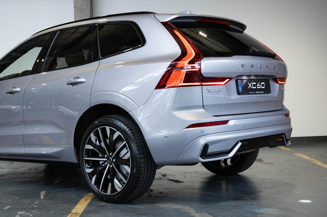 Volvo XC60 2.0 T6 Plug-in hybrid AWD Plus Dark | Verwacht Dec. 2025 | 21" Lichtmetalen Wielen | Head-Up Display | Schuif/Kantel Panoramadak | 360º Camera | Donker Getint Glas |