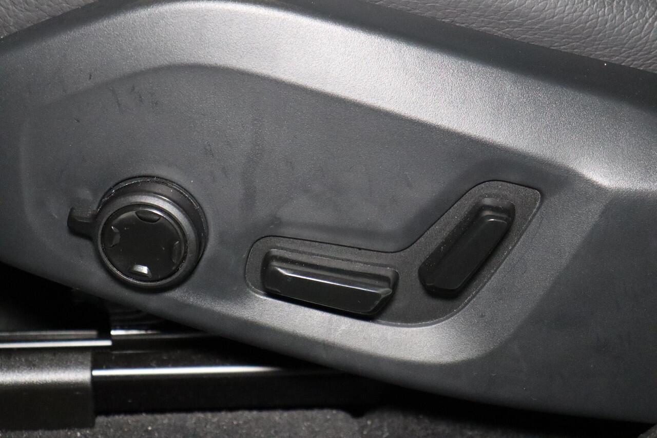 Volvo XC60 T8 Recharge AWD Ultimate Dark Volvo XC60 T8 Plug-in hybrid AWD Ultimate Dark - Panorama/schuifdak - IntelliSafe Assist & Surround - 360º Camera - Verwarmde voorstoelen, stuur & achterbank - Parkeersensoren voor & achter - Elektr. bedienb. voorstoelen met 