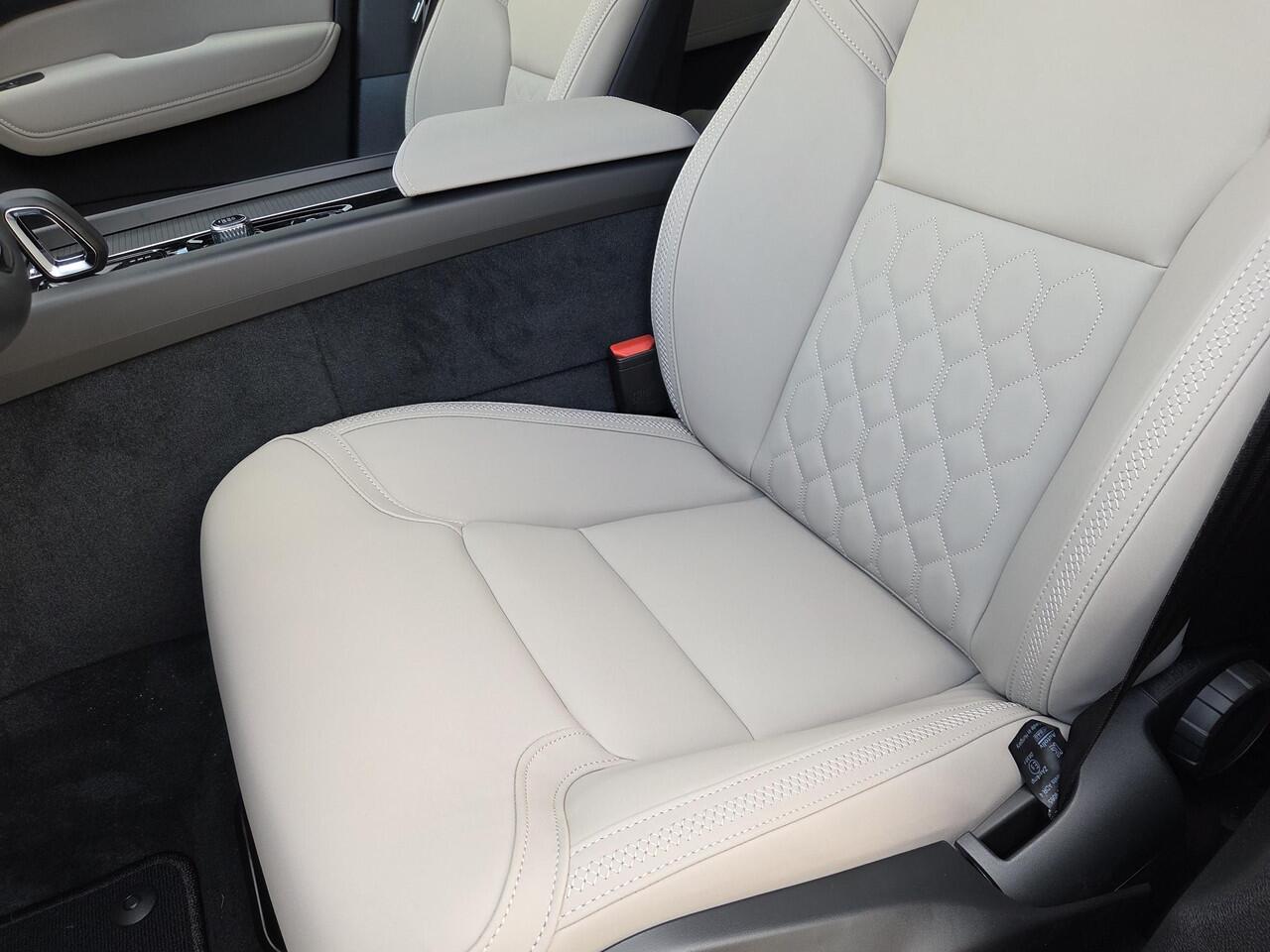 Volvo XC60 T6 Plug-in hybrid AWD Essential | Driver Assist | Climate line | Donker glas | Park assist V + A | 19 " | Nordico Microtech | All-season banden |