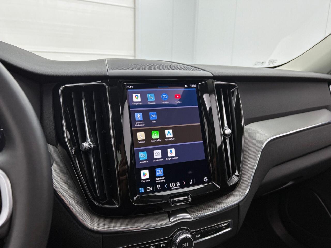 Volvo XC60 2.0 T6 AWD Plus Dark | Panorama dak | Trekhaak | Leder |