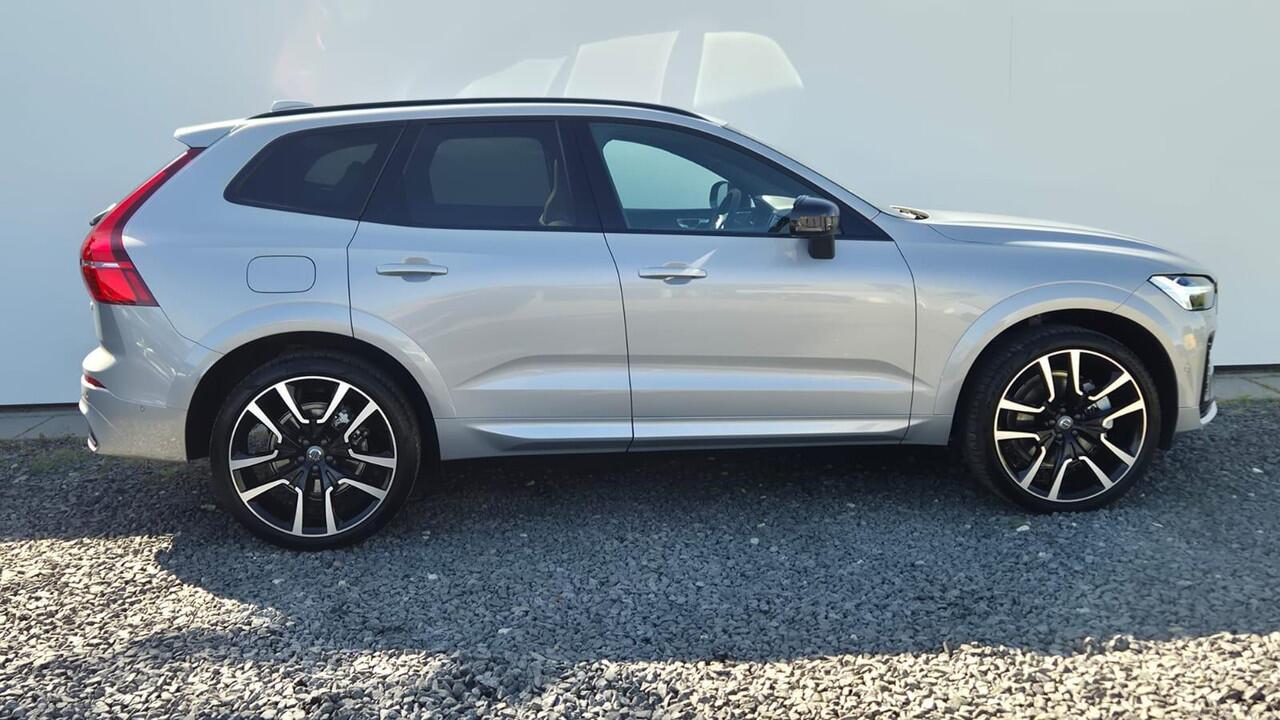 Volvo XC60 2.0 T8 PHEV AWD Ultra Dark Luchtvering - Bowers Wilkins Sound - 22 Licht metalen Wielen - Gelamineerde zijruiten - Massage functie voorstoelen - Alarm - Climate - RC20 Lederen interieur