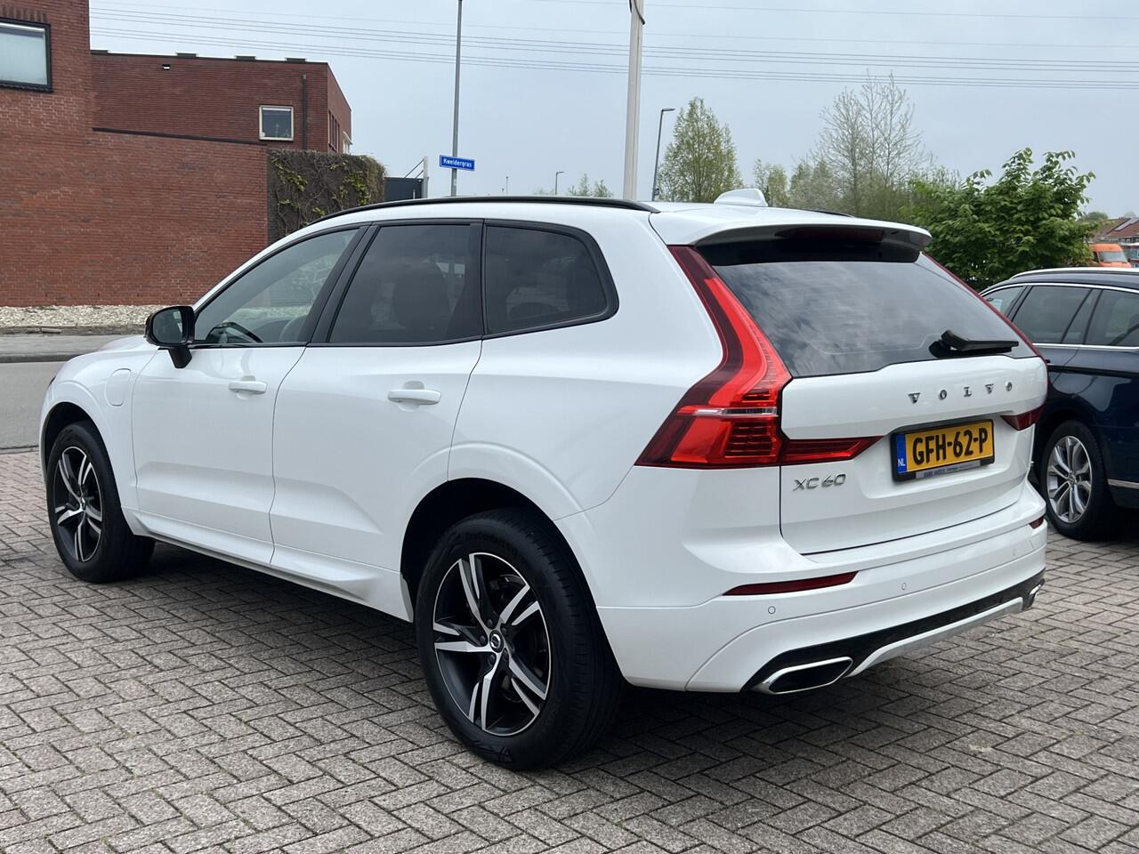 Volvo XC60 2.0 T8 Recharge 392 pk AWD R-Design Navigatie Panoramadak Luchtvering Camera Head Up Display Leder Dashboard Carplay Elek. Stoel 19 Inch Velgen Stoelverwarming Standkachel Getint Glas On Call 1e Eigenaar Plug In Hybride 1e Eigenaar Netjes ! BTW auto