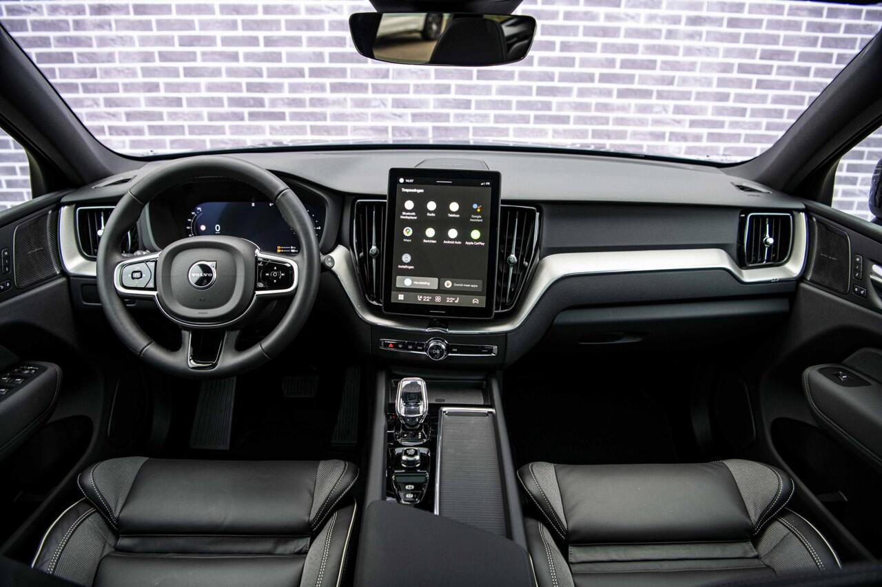 Volvo XC60 2.0 T6 Plug-in hybrid AWD Plus Black Edition | Panoramadak | Head-Up Display | Visual Park Assist | 22" | Luchtvering | Getint Glas | Adaptive Cruise |