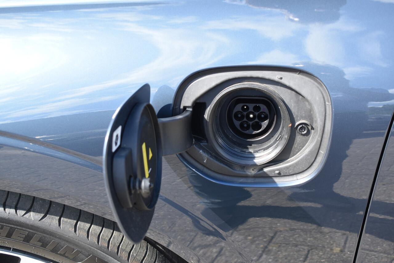 Volvo XC60 T8 AWD 455PK Plug-in hybrid Ultra Dark | Pano dak | Head Up Display | 360 Camera | ACC | Pilot Assist | Harman & Kardon | Keyless |