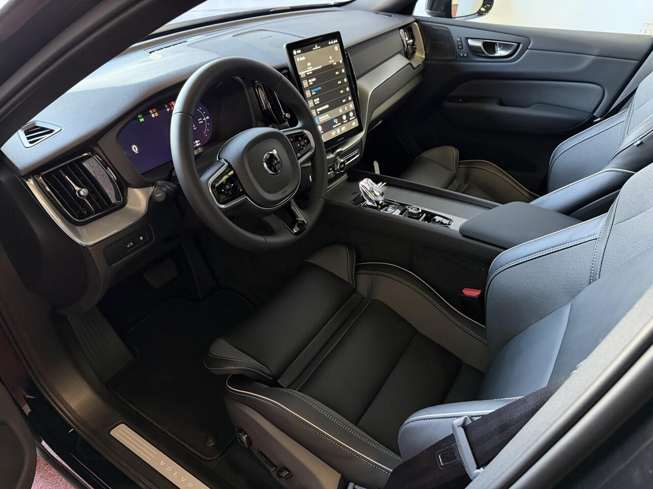 Volvo XC60 2.0 T6 AWD PLUS BLACK EDITION NW MODEL SCHUIFDAK HARMAN KARDON LEER PHEV Plug in Hybrid ultra dark black edition ? Top Auto's Wijchen , Altijd een Ruim aanbod van Volvo's i BUSINESS / CORE / BRIGHT / DARK / ULTRA DARK / PLUS DARK / BLACK EDITION / ESS