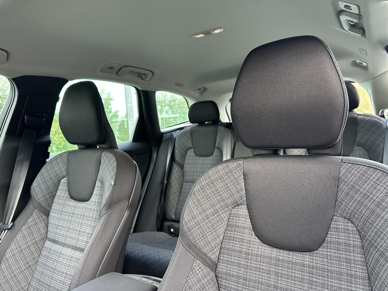 Volvo XC60 2.0 T6 Plug-in hybrid AWD Essential / Park assist achter + voor / Stuur + stoelen verwarmd / Adaptive cruise / Carplay /