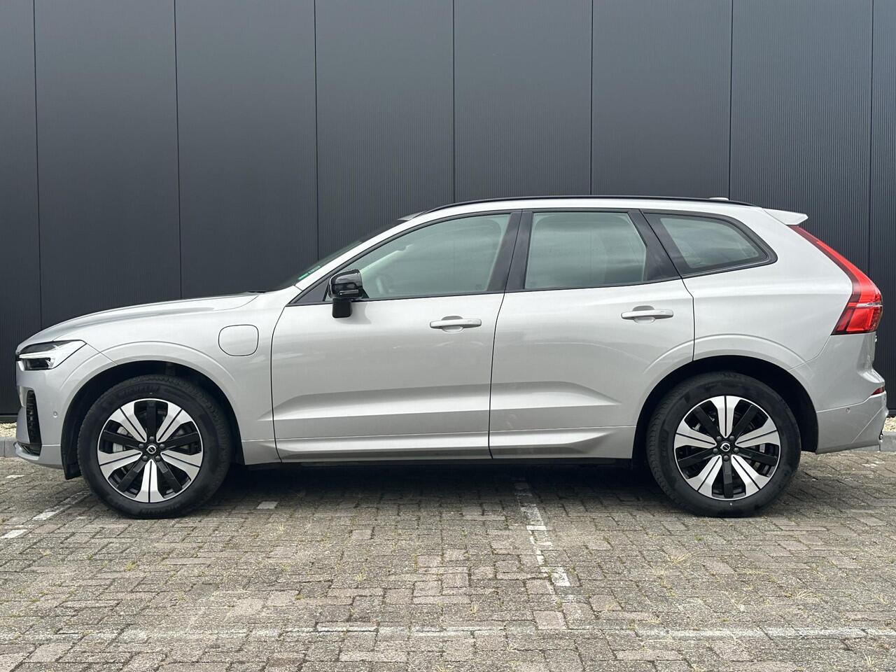 Volvo XC60 2.0 T6 Plug-in hybrid AWD Plus Dark intellisafe/ schuifdak/ 360 camera / trekhaak/ 18 inch
